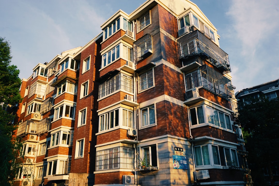 尹대통령 지지율 급등 배경 심층 분석: 다주택 정책 영향과 향후 전망