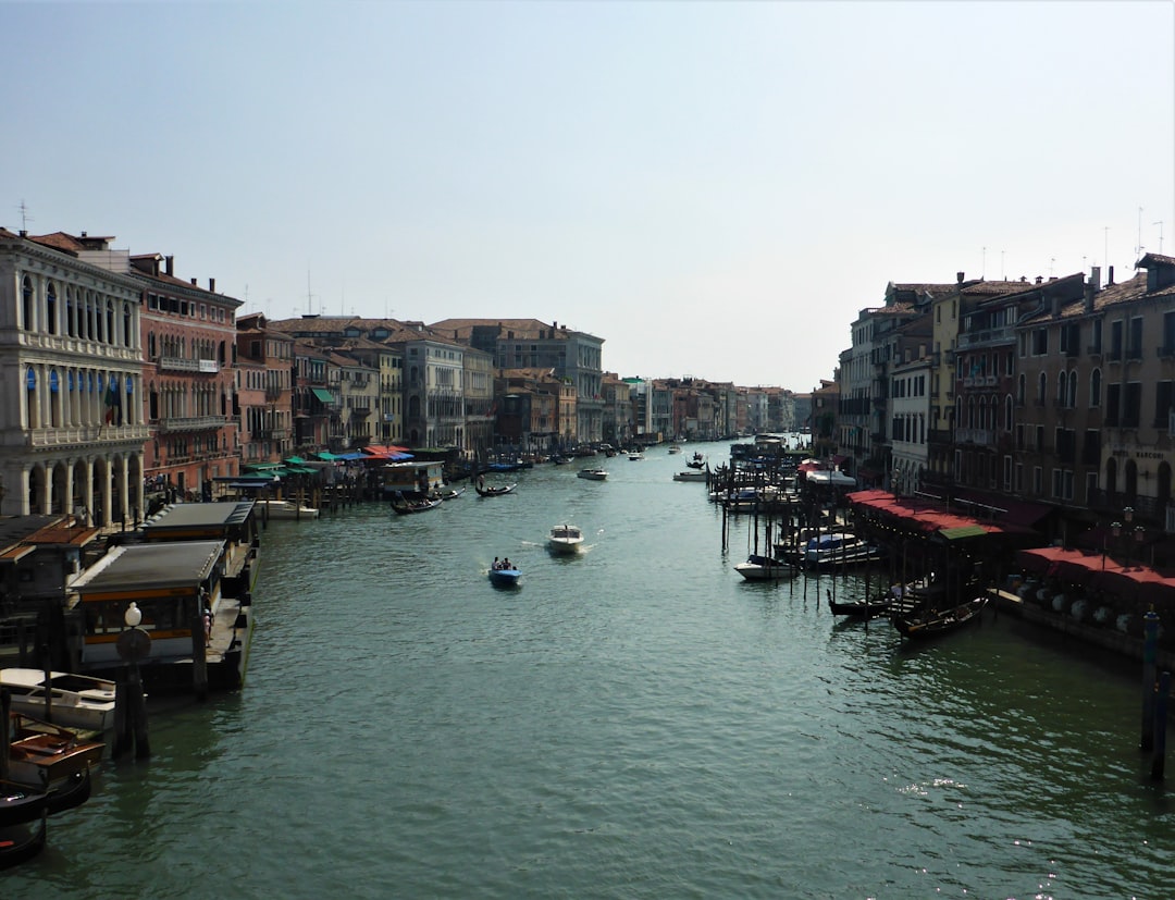 오버투어리즘의 역설: 지속 가능한 관광의 길을 찾아서