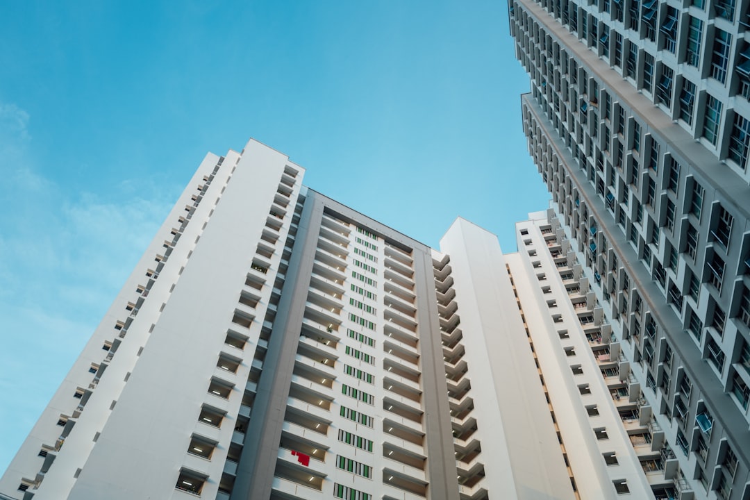 규제 속 3년 7개월 만의 집값 최대 하락, 시장 영향 심층 분석