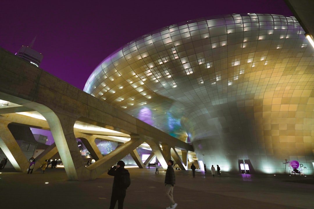 AI 포옹 선물, 이-룰라 회동의 정치적 함의 분석