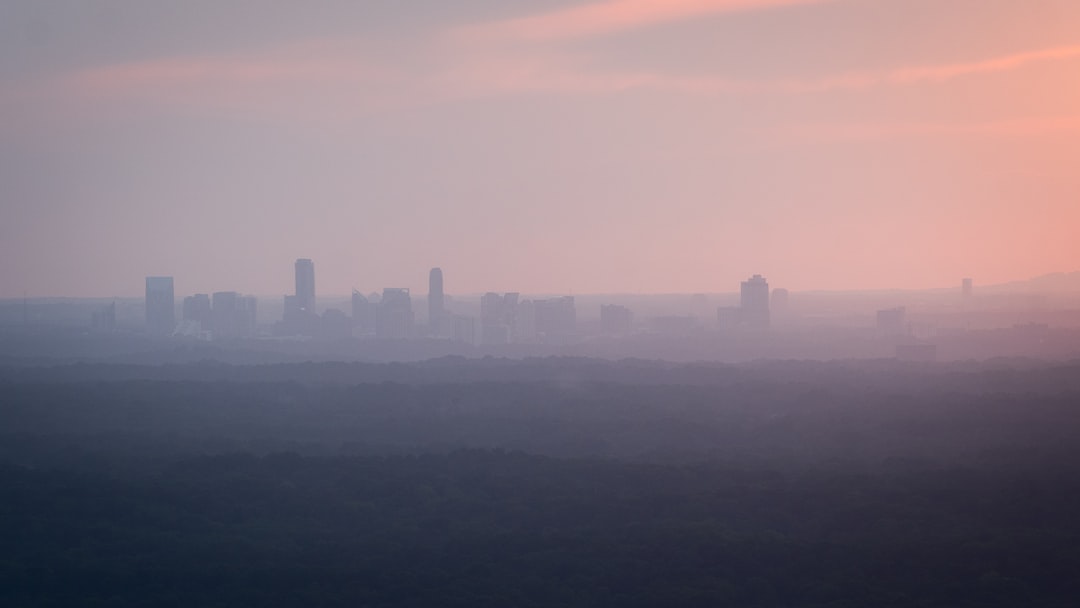 미세먼지 습격: 따뜻한 날씨 속 야외활동의 그늘, 건강 불평등 심화 우려