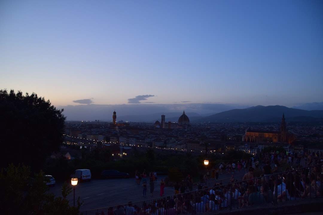 반값 여행 시대 개막: 소비 양극화 심화와 지속 가능한 관광의 과제