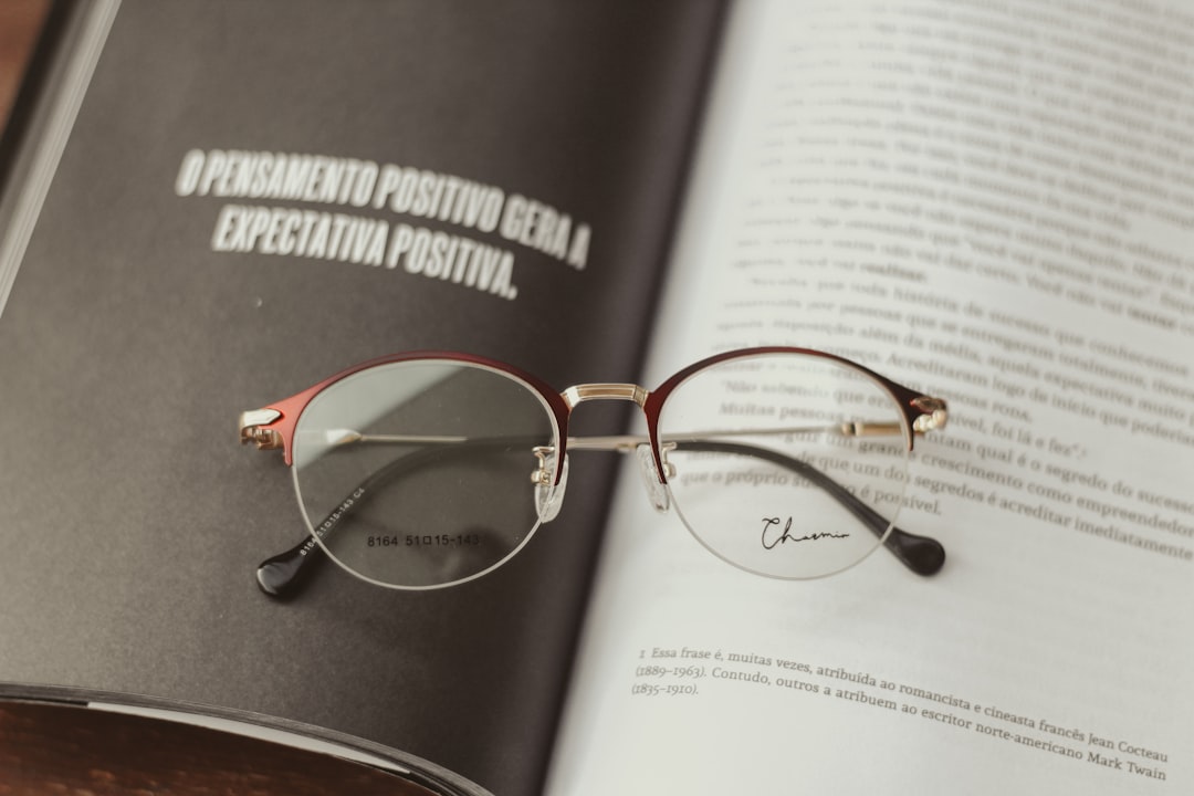 100세 시대, 노안 치료제 시장 활짝: 고령 사회의 빛과 그림자